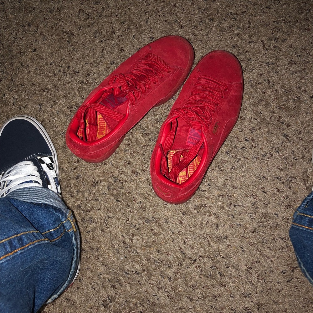 (womans) Red puma sneakers size 5!